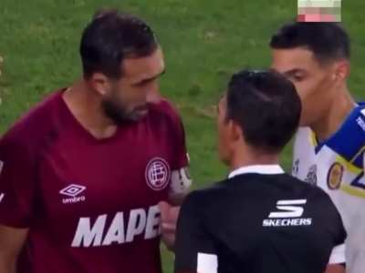 Di Maria walking over and hitting the refree with the "Wouldn't take that if were you" look to send off C. Izquierdoz in yesterday's match against Lanus