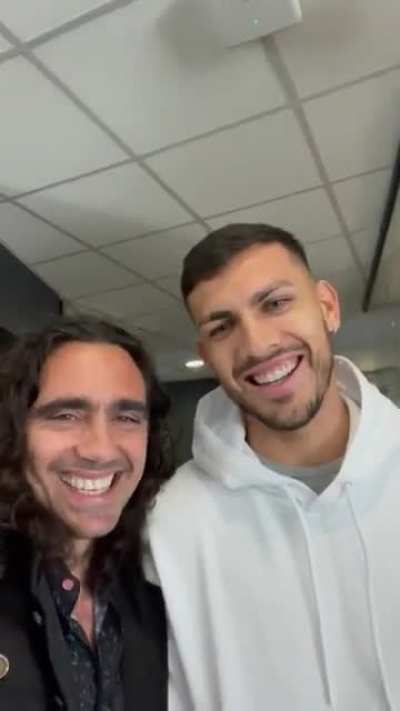 Juampi Sorin hablando con Messi y Paredes