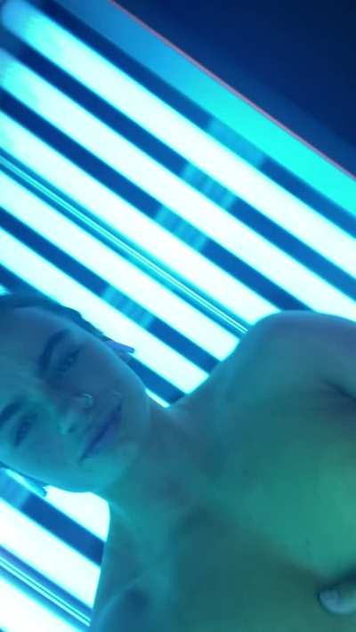 It&rsquo;s tan and play time. Come watch me publicly masturbate 😉