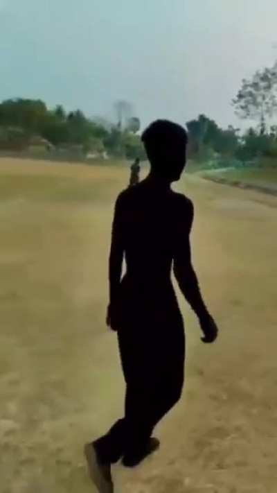 O cara ficou t&atilde;o preto que nem a luz bate nele