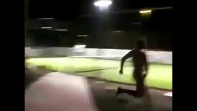 To streak in a tennis court