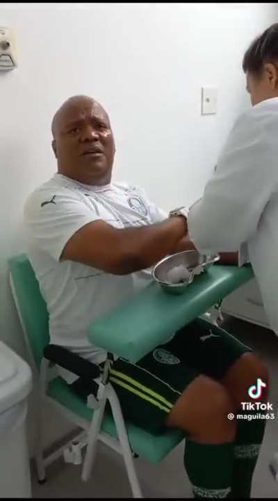 "Eu tomo na bunda desde pequeno, na bunda eu aguento".
