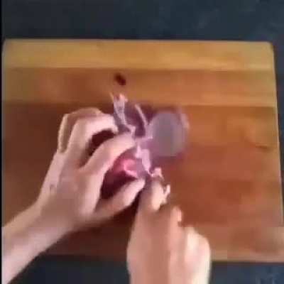 How to chop an onion