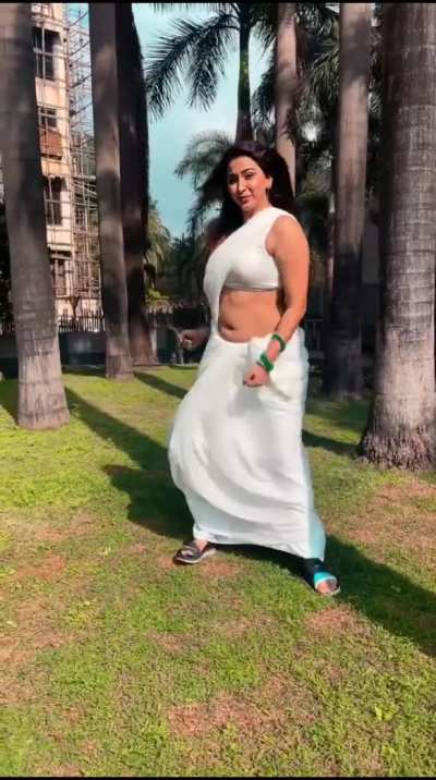 Esshanya Maheshwari in navel baring white saree raising the heat.