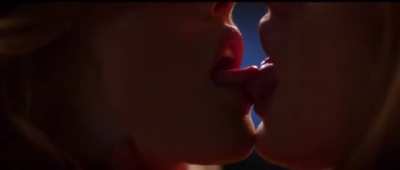 Bella Thorne &amp;amp; Samara Weaving kissing in &lsquo;The Babysitter&rsquo;