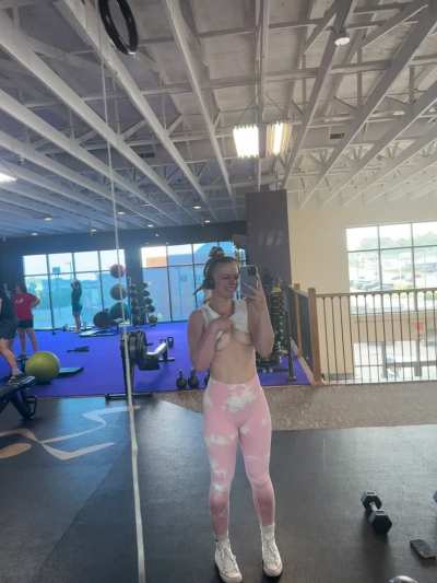 I love giving the people at the gym something to look at (;