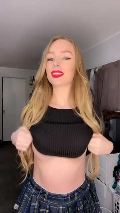 Revealing them titties for my favorite subreddit!