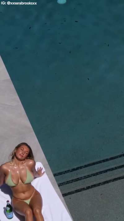 Just tanning🥵☀️