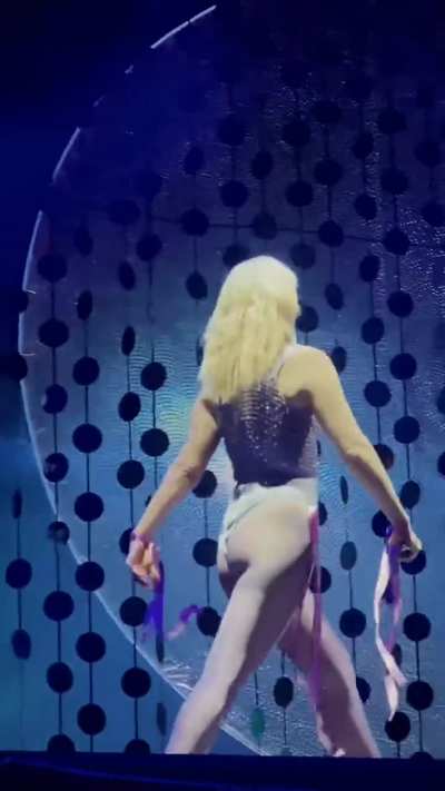 Lorde on stage