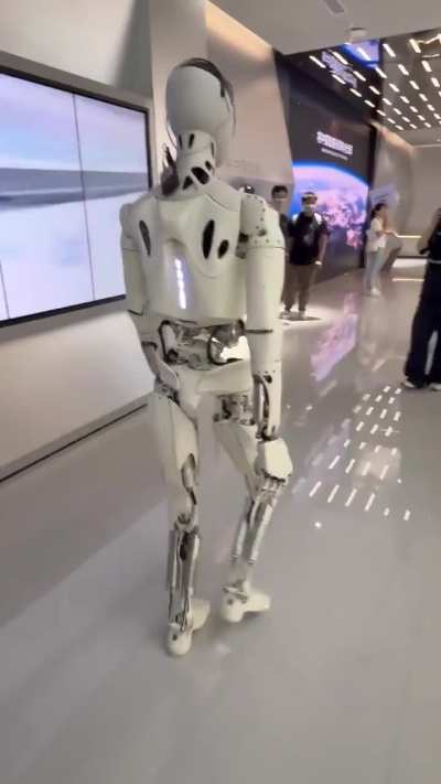 Xpeng&rsquo;s humanoid robot is giving me a tour of its HQ experience right now. Staff said there&rsquo;s zero teleportation.