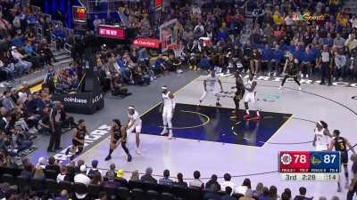 [Highlight] Steph Curry relocates for a corner 3 and the Clippers watch it unfold