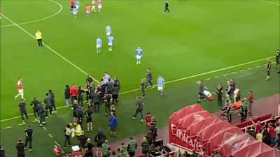 Kyle Walker and Haaland losing it after refusing to shake Jover&rsquo;s (Arsenal Set Piece Coach) hand