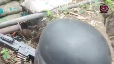 [Myanmar/Burma] A machine gunner and his assistant of the Myingyan Black Tiger group uses an MG3 against junta forces (July 2025)