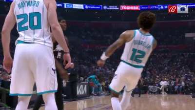 [Highlight] Kelly Oubre Jr. flexes and smiles on Terance Mann in an altercation