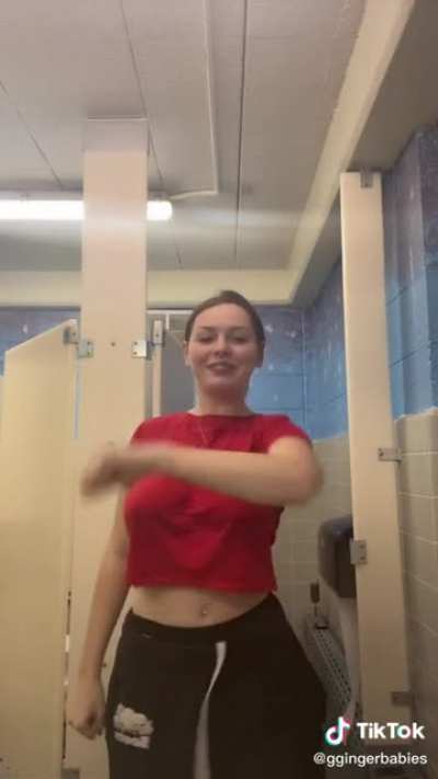 No bra, pokies