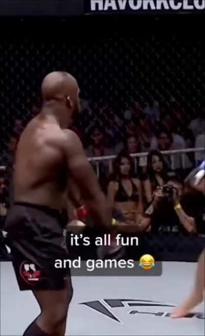 Dummy clownin&rsquo; in the middle of a professional fight gets his ass knocked out 😂
