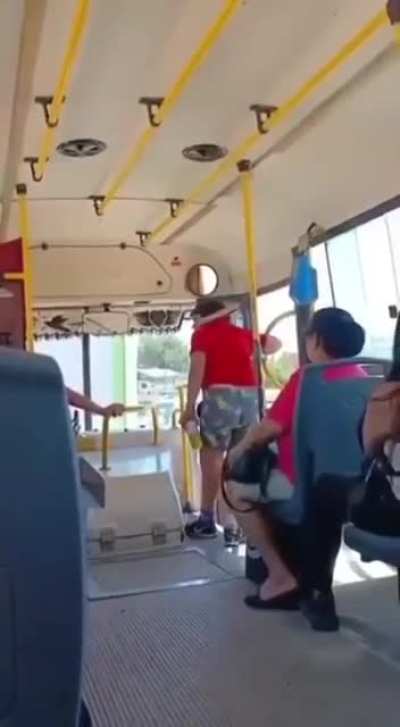 "CRACK TOTAL": Porque hab&iacute;a una borracha alcoholizada armando bardo en el 504 y la polic&iacute;a no pod&iacute;a bajarla; un pasajero la invit&oacute; a "tomar una birra" y cuando se baj&oacute; le cerr&oacute; la puerta y se fue.