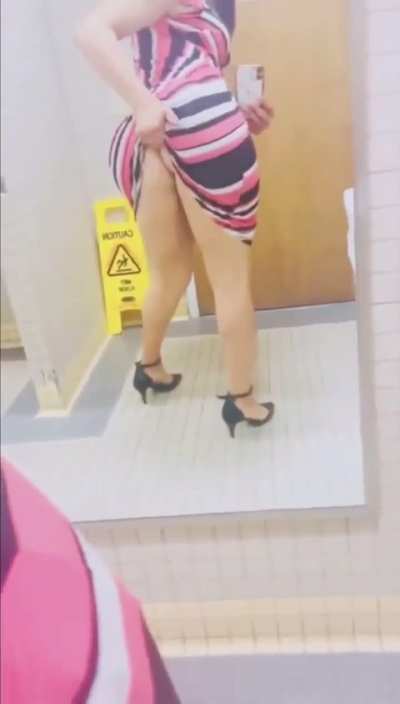 Damn she at work too😈😈😈
