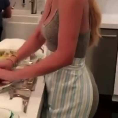 Khloe cooking with that 🍑 sticking out