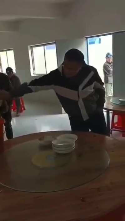 12月10日，中建四局六分局，农民讨薪无钱吃饭，进食堂吃饭，公司人员宁可把饭菜倒掉，也不给工人吃&hellip;&hellip;