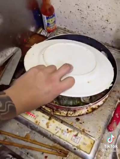 Unfortunately this does go here Japanese trashy. His home is a mess he’s popular on tiktok, It’s basically like Hood Meals Japan. He had cleaned a tiny bit but never gets better. He uses his bare hands on burning water and skillets, Not safe. He’s washed 