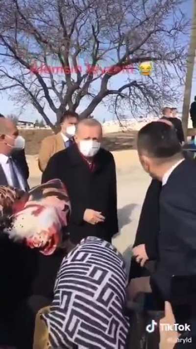 Bir vatandaş "Ben a&ccedil;ım" derken Cumhurbaşkanı tiksinerek bakıyorsa daha ne diyebiliriz ki?!