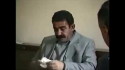 Dağ ayısı burnunu sildiği mendılle g&ouml;zlerini siliyor bir de