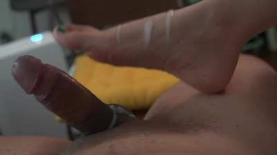 I love hot cum on my cold feet.