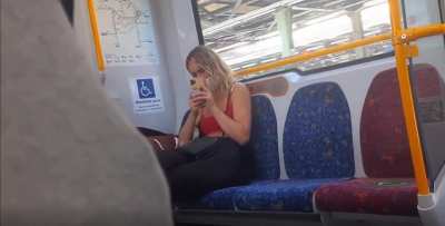 Flashed a girl in metro. She takes some 📸