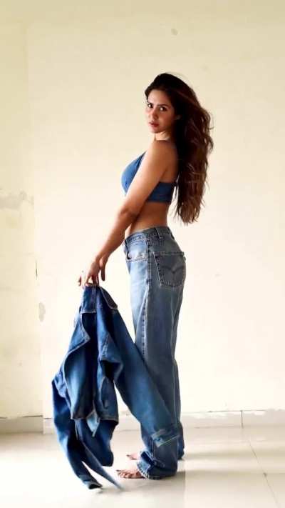Sonam da duja naam ta S&euro;X B@MB he hona chaida. Mumma dekho yaar ehde kine sexy aa. Kida kida aj ehnu thokan da mood ha?