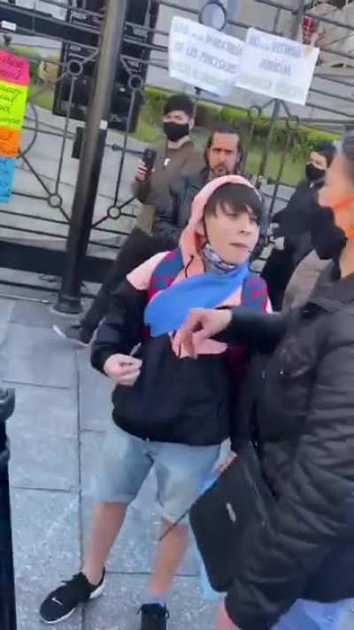 Libertario: El Peronismo adoctrina a los nenes. Also Libertarios: