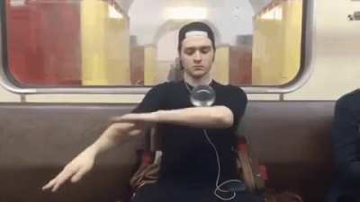 Парень играет со своим шаром