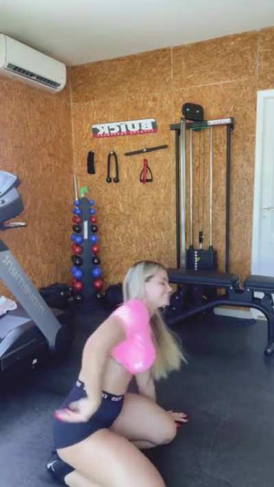 Shaking it 🍑