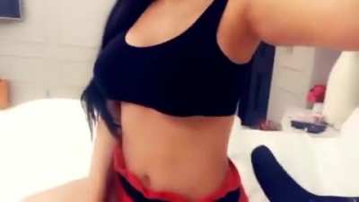 She's so busty 🤤