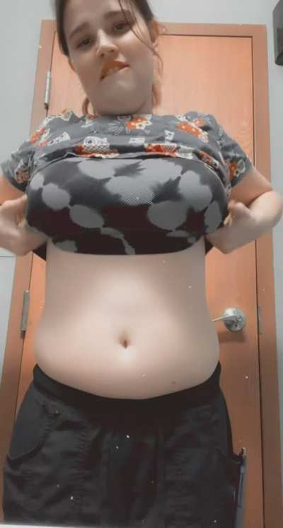 Secret slow-no titty drop 😍😈 Don’t tell my boss... Shhhh 😋🐆🤫