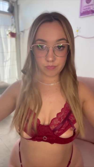 W/18 hey bin neu hier🤭 jeder 100 der reagiert bekommt das bild von mir in nackt😈