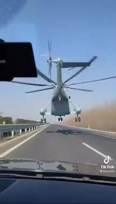 Helicopter pilot almost touches the the car’s roof