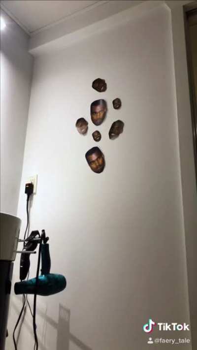 he&rsquo;s staring at me o.o