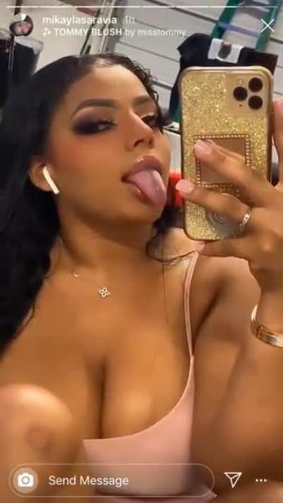 I wanna suck her tongue so bad😫😫<wbr>🤤🤤