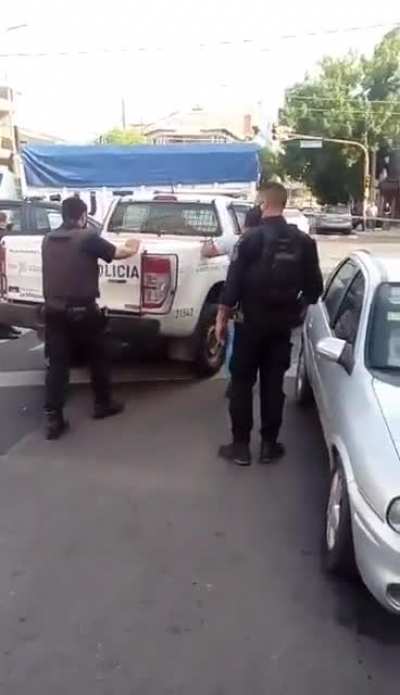 Matanza | El patrullero no arranca en medio de la conmoción de los vecinos por el asesinato del comerciante.