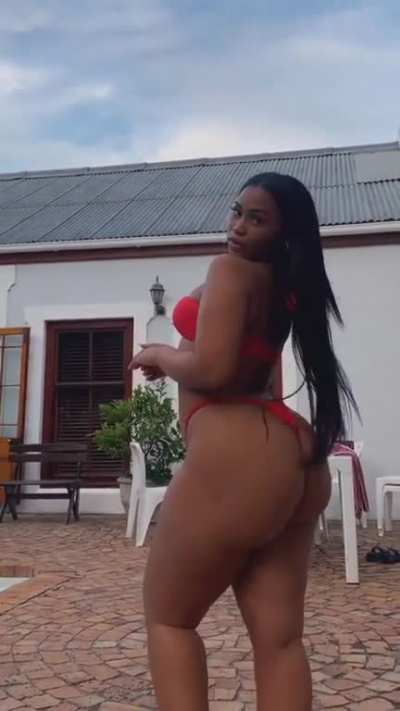 Big booty in red 