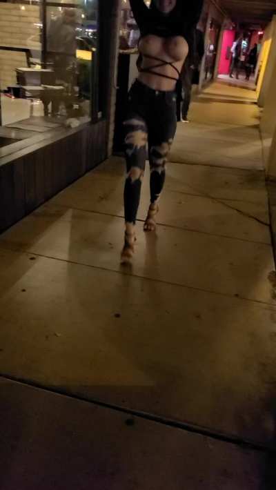 I love pulling my tits out downtown ð