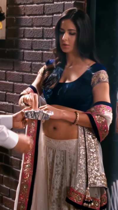 Koi hai jiski nabhi iski jitni gol aur gehri ho... To mai tumhari nabhi pelna chahta hu🥵🥵🥵<wbr>🥵🥵