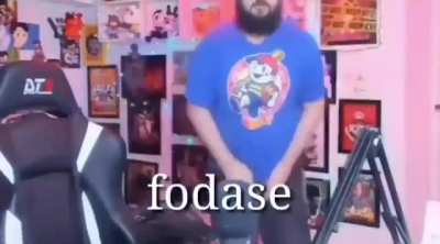 Core dan&ccedil;ando ao som de alguma musica que n&atilde;o sei o nome