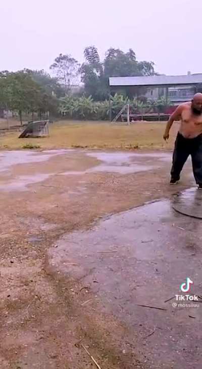 This man&rsquo;s chain whip mastery is frightening