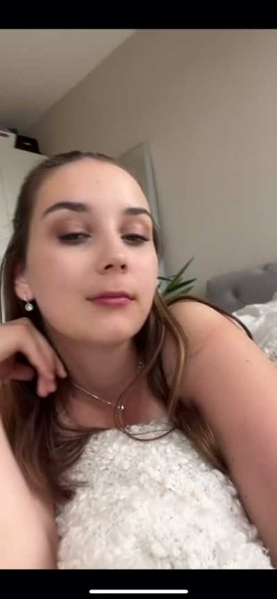 If even 4 guys see my 18 y/o ass, I&rsquo;ll celebrate and fuck myself 💕