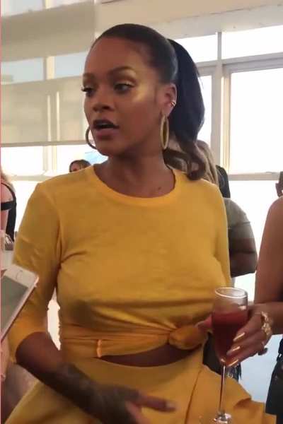 Rihanna - Puffy Nips [Gfy]