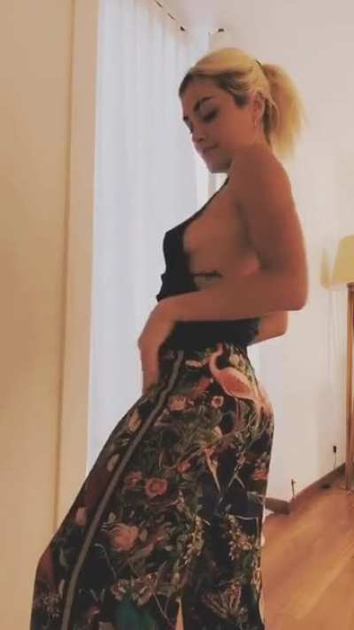 Muy trola est&aacute; mina [Lali Esp&oacute;sito]