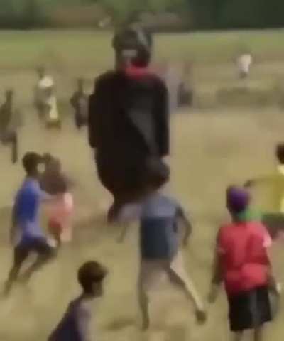 cehapeli_maskot_m&uuml;sl&uuml;man_&ccedil;ocukları_kovalıyor.mp4