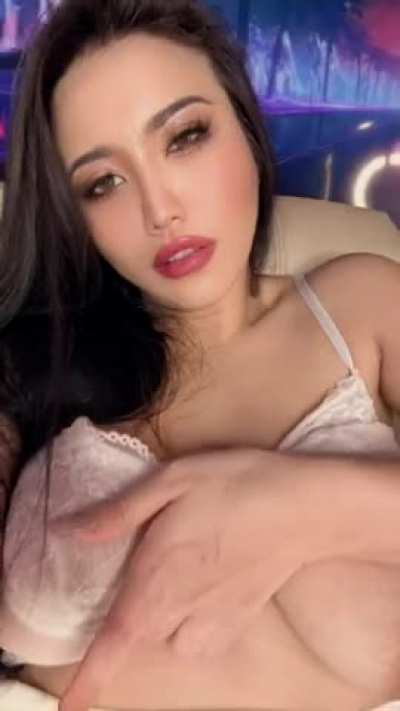 prefer my eyes or tits?